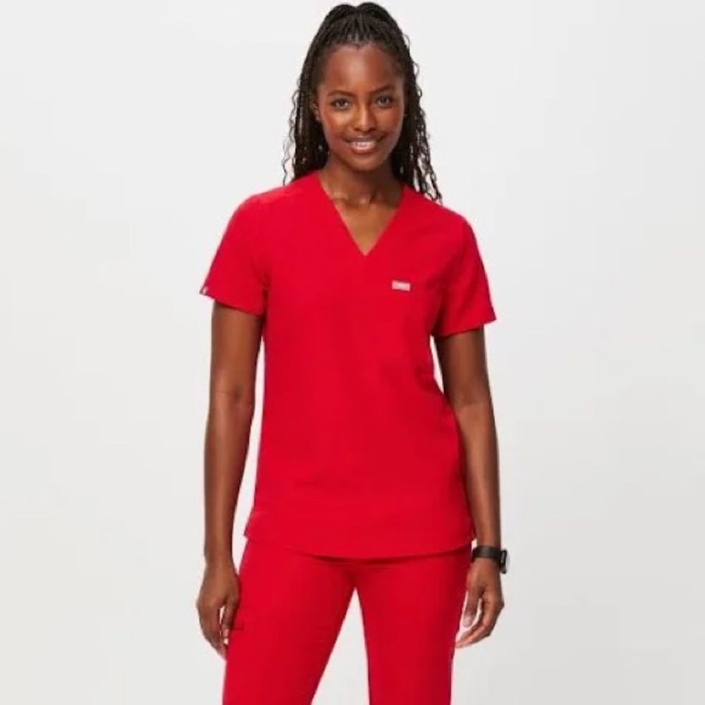 FIGS WINNING RED CATARINA ONE POCKET XS TOP